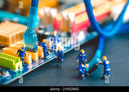 Riparare i lavoratori che lavorano sulla scheda madre di un computer Foto Stock