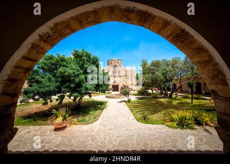 Monastero di San Barnaba a Cipro, cortile interno Foto Stock