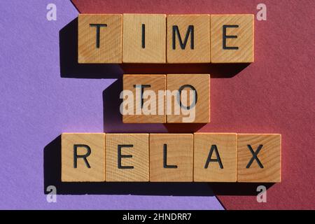 Tempo di relax, parole in lettere di legno isolate su sfondo multicolore Foto Stock