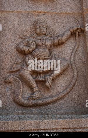 Vista ravvicinata di Krishna sui murales in rilievo di Kaling sul muro del tempio di Hazaara Rama, Hampi, Karnataka, India-Febbraio 01,2022 Foto Stock