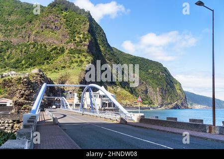 SAO VICENTE, PORTOGALLO - 21 AGOSTO 2021: È un'autostrada costiera e un ponte moderno su un torrente di montagna che sfocia nell'Oceano Atlantico. Foto Stock