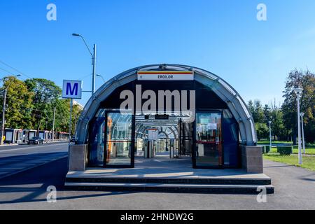 Bucarest, Romania - 26 settembre 2021: Ingresso principale alla nuova stazione della metropolitana Eroilor sulla linea per Dr Taberei o Drumul Taberei quartiere Foto Stock