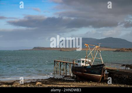 Una vecchia barca da pesca arrugginita sull'isola di Mull, Scozia. Foto Stock