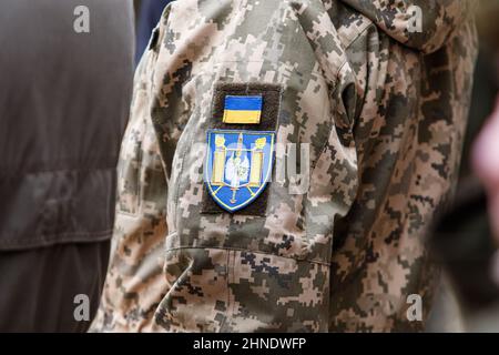 Soldato Ucraina. Primo piano colpo di bandiera Ucraina sui soldati uniforme. Conflitto tra Ucraina e Russia. Foto Stock