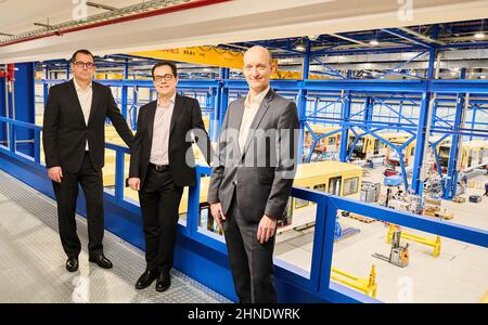 Berlino, Germania. 16th Feb 2022. Jure Mikolcic (l-r), CEO Stadler Germany, Peter Buchner, Presidente della S-Bahn di Berlino e Elmar Zeiler, Capo dei treni Commuter e regionali presso lo stand Siemens Mobility di fronte alla nuova serie S-Bahn dello stabilimento di Berlino di Stadler. La serie 483/484 è già in parte in esecuzione sulle linee S 47 e S 45 e, da luglio, anche sulla S 46 tra Königs Wusterhausen e Westend. Credit: Annette Riedl/dpa/Alamy Live News Foto Stock