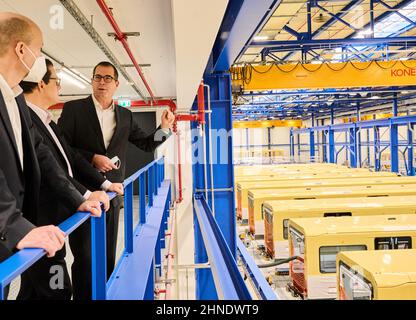 Berlino, Germania. 16th Feb 2022. Jure Mikolcic (r), CEO Stadler Germany, presenta Elmar Zeiler (l), responsabile dei treni Commuter e regionali presso Siemens Mobility e Peter Buchner, presidente della S-Bahn di Berlino, la nuova serie S-Bahn presso lo stabilimento di Stadler a Berlino. La serie 483/484 è già in parte in esecuzione sulle linee S 47 e S 45 e, da luglio, anche sulla S 46 tra Königs Wusterhausen e Westend. Credit: Annette Riedl/dpa/Alamy Live News Foto Stock