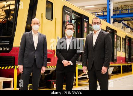 Berlino, Germania. 16th Feb 2022. Elmar Zeiler (l-r), capo dei treni Commuter e regionali presso Siemens Mobility, Peter Buchner, presidente della S-Bahn di Berlino e Jure Mikolcic, CEO Stadler Germany, si trovano di fronte alla nuova serie S-Bahn presso lo stabilimento di Berlino di Stadler. La serie 483/484 è già in parte in esecuzione sulle linee S 47 e S 45 e, da luglio, anche sulla S 46 tra Königs Wusterhausen e Westend. Credit: Annette Riedl/dpa/Alamy Live News Foto Stock