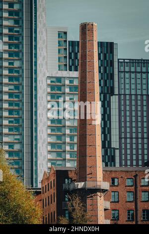 Architettura antica e nuova in contrasto nella zona di Castlefields di Manchester Foto Stock