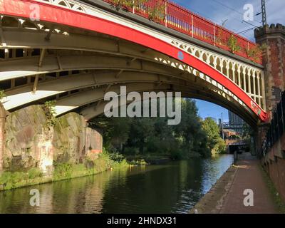 Ponte ferroviario ornato sul canale Bridgewater a Castlefields, Manchester Foto Stock