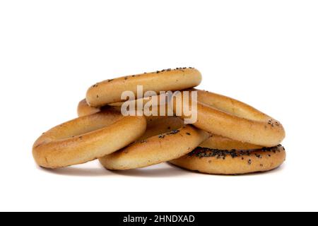 gruppo di bagel con semi di papavero isolato su sfondo bianco, vista laterale, concetto di panetteria alimentare Foto Stock