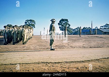 Scuola studenti cadetti dell'esercito al campo di addestramento militare, campo Seymour, Victoria, Australia 1956 - in parata Foto Stock