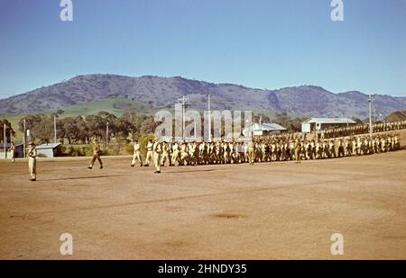 Scuola studenti cadetti dell'esercito al campo di addestramento militare, campo Seymour, Victoria, Australia 1956 - in parata Foto Stock