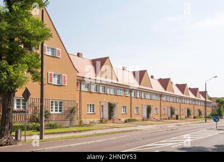 Case dei lavoratori in Dessauer Strasse, alla periferia di Wittenberg, come si vede dalla pista ciclabile di Elbe o Elberadweg. Sassonia-Anhalt, Germania Foto Stock