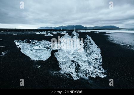 Fantastici pezzi dell'iceberg scintillano. Location Jokulsarlon Lagoon, Diamond Beach, Vatnajokull National Park, Islanda, Europa. Immagine panoramica di popolare Foto Stock