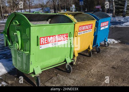 Riciclaggio dei contenitori vicino al cimitero di Varsavia, Polonia Foto Stock