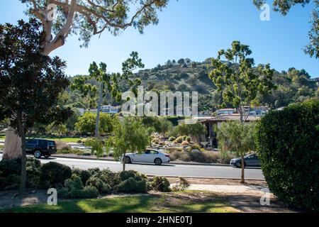 Memorial Garden è un piccolo parco tranquillo lungo una strada trafficata a Palos Verdes Estates, nella California meridionale. Foto Stock