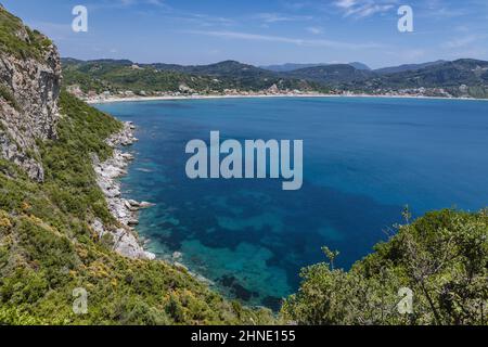 Riva di Agios Georgios città visto dal sentiero per la spiaggia di Porto Timoni vicino al villaggio di Afionas sull'isola greca di Corfù Foto Stock