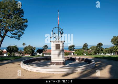 Memorial Garden è un piccolo parco tranquillo lungo una strada trafficata a Palos Verdes Estates, nella California meridionale. Foto Stock