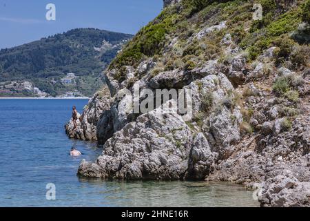 Baia vista da Porto Timoni e dalla spiaggia di Limni - famosa spiaggia doppia vicino al villaggio di Afionas sull'isola greca di Corfù Foto Stock