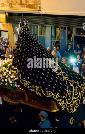 Mantello della Vergine dell'amarezza nella Processione della Confraternita di Gesù nella sua terza caduta del lunedì Santo a Zamora, Spagna. Foto Stock