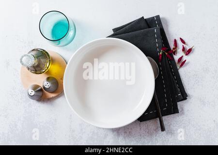una serie di piatti vuoti della ciotola del buddha su un tavolo bianco Foto Stock