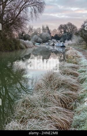 Mattinata invernale gelida con la chiesa di San Lorenzo sul Kennett e sul canale Avon, Hungerford, Berkshire, Inghilterra, Regno Unito, Europa Foto Stock