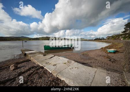 Molo sull'acqua Urr con barca, Kippford, Dalbeattie, Dumfries e Galloway, Scozia, Regno Unito, Europa Foto Stock