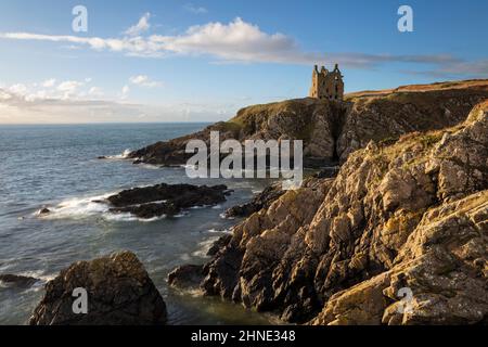 Rovine del castello di Dunskey sulla costa frastagliata, Portpatrick, Dumfries e Galloway, Scozia, Regno Unito Foto Stock