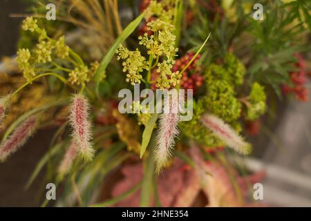 Primo piano - dettagli bouquet di fiori selvatici artificiali per decorare l'interno. Foto Stock