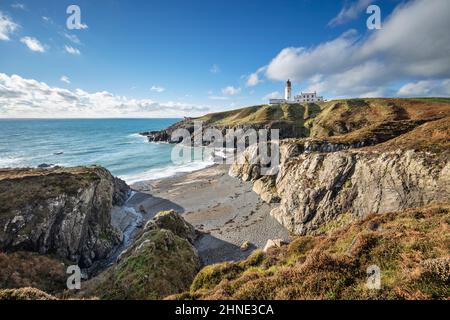 Faro di Killantringan sulla Black Head e paesaggio aspro della costa occidentale, Portpatrick, Dumfries e Galloway, Scozia, Regno Unito, Europa Foto Stock