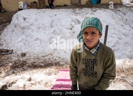 Baramulla, India. 16th Feb 2022. Un ragazzo si pone per una foto durante una giornata di sole a Drang. (Foto di Idrees Abbas/SOPA Images/Sipa USA) Credit: Sipa USA/Alamy Live News Foto Stock