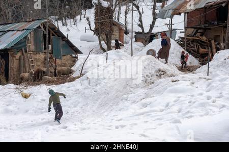 Baramulla, India. 16th Feb 2022. I bambini Kashmiri giocano con la neve durante una giornata di sole a Drang. (Foto di Idrees Abbas/SOPA Images/Sipa USA) Credit: Sipa USA/Alamy Live News Foto Stock