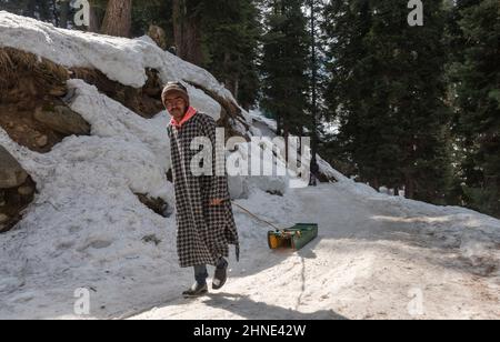 Baramulla, India. 16th Feb 2022. Un ragazzo tira la slitta su una montagna innevata durante una giornata di sole a Drang. (Foto di Idrees Abbas/SOPA Images/Sipa USA) Credit: Sipa USA/Alamy Live News Foto Stock