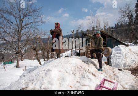 Baramulla, India. 16th Feb 2022. Un ragazzo guarda sopra mentre pone per una foto durante una giornata di sole a Drang. (Foto di Idrees Abbas/SOPA Images/Sipa USA) Credit: Sipa USA/Alamy Live News Foto Stock