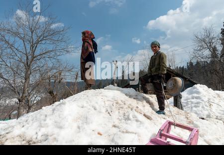 Baramulla, India. 16th Feb 2022. Un ragazzo si pone per una foto durante una giornata di sole a Drang. (Foto di Idrees Abbas/SOPA Images/Sipa USA) Credit: Sipa USA/Alamy Live News Foto Stock