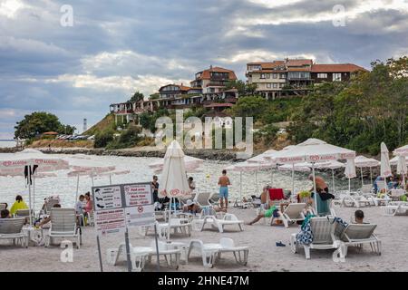 Spiaggia nella città vecchia di Nesebar resort sulla costa del Mar Nero, situato nella provincia di Burgas, Bulgaria Foto Stock