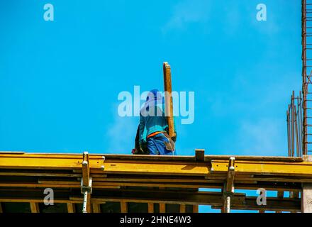 Preparazione di rinforzi per la cementazione di strutture a trave in cemento armato. Foto Stock