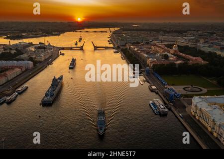 Paesaggio aereo con navi da guerra nel fiume Neva prima della vacanza della Marina russa al mattino presto, navi da guerra passano sotto un ponte levatoio sollevato, il Foto Stock