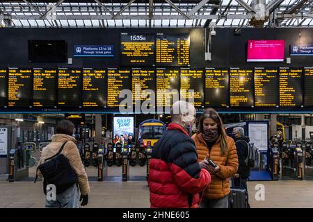 Edimburgo, Regno Unito. 16 Febbraio, 2022 nella foto: I servizi ferroviari alla stazione di Edinburgh Waverley vengono cancellati quando Storm Dudley colpisce la Scozia. Credit: Rich Dyson/Alamy Live News Foto Stock