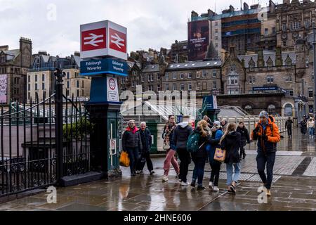 Edimburgo, Regno Unito. 16 Febbraio, 2022 nella foto: I servizi ferroviari alla stazione di Edinburgh Waverley vengono cancellati quando Storm Dudley colpisce la Scozia. Credit: Rich Dyson/Alamy Live News Foto Stock