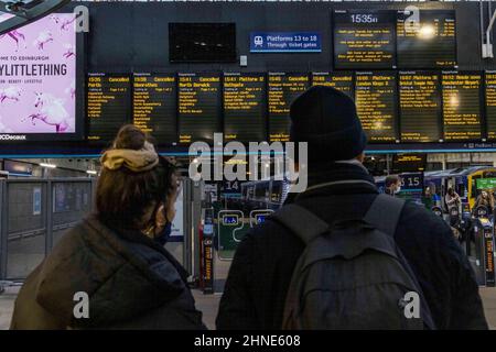 Edimburgo, Regno Unito. 16 Febbraio, 2022 nella foto: I servizi ferroviari alla stazione di Edinburgh Waverley vengono cancellati quando Storm Dudley colpisce la Scozia. Credit: Rich Dyson/Alamy Live News Foto Stock