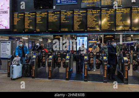 Edimburgo, Regno Unito. 16 Febbraio, 2022 nella foto: I servizi ferroviari alla stazione di Edinburgh Waverley vengono cancellati quando Storm Dudley colpisce la Scozia. Credit: Rich Dyson/Alamy Live News Foto Stock