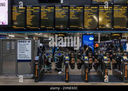 Edimburgo, Regno Unito. 16 Febbraio, 2022 nella foto: I servizi ferroviari alla stazione di Edinburgh Waverley vengono cancellati quando Storm Dudley colpisce la Scozia. Credit: Rich Dyson/Alamy Live News Foto Stock