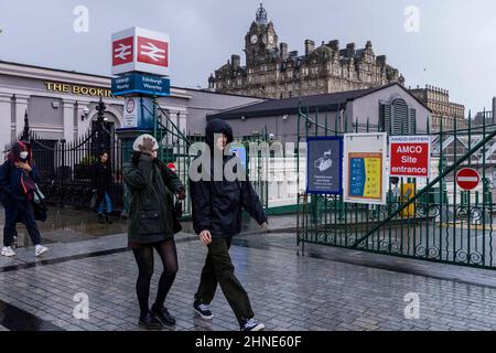 Edimburgo, Regno Unito. 16 Febbraio, 2022 nella foto: I servizi ferroviari alla stazione di Edinburgh Waverley vengono cancellati quando Storm Dudley colpisce la Scozia. Credit: Rich Dyson/Alamy Live News Foto Stock