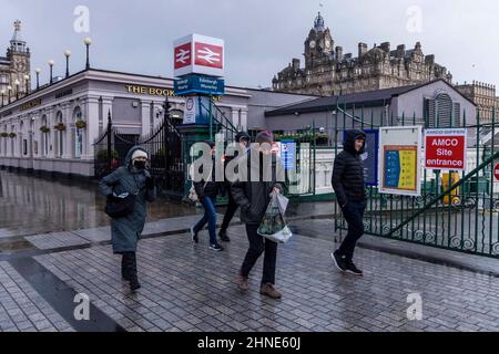 Edimburgo, Regno Unito. 16 Febbraio, 2022 nella foto: I servizi ferroviari alla stazione di Edinburgh Waverley vengono cancellati quando Storm Dudley colpisce la Scozia. Credit: Rich Dyson/Alamy Live News Foto Stock