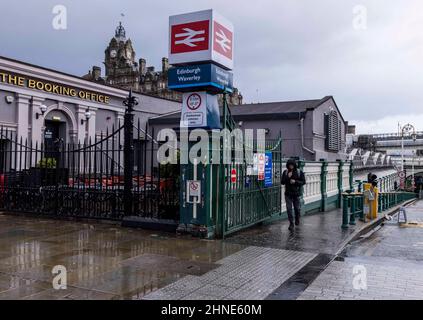 Edimburgo, Regno Unito. 16 Febbraio, 2022 nella foto: I servizi ferroviari alla stazione di Edinburgh Waverley vengono cancellati quando Storm Dudley colpisce la Scozia. Credit: Rich Dyson/Alamy Live News Foto Stock