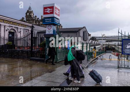 Edimburgo, Regno Unito. 16 Febbraio, 2022 nella foto: I servizi ferroviari alla stazione di Edinburgh Waverley vengono cancellati quando Storm Dudley colpisce la Scozia. Credit: Rich Dyson/Alamy Live News Foto Stock