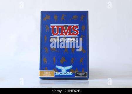 BERLINO - 12 FEBBRAIO 2022: Vintage retro Video Game UMS - IL SIMULATORE MILITARE UNIVERSALE per il Commodore Amiga su floppy disk. Rainbird rilasciato Foto Stock