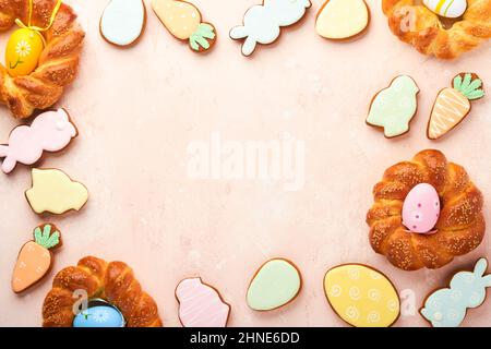 Torta di Pasqua spagnola. Tradizionale mona de pascua tipica della Spagna con uova sode mangiate all'interno su sfondo rosa rustico tavolo. Cibo tipico della Sp Foto Stock