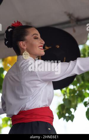 Una bella ballerina che indossa una camicetta bianca, una fascia rossa e una gonna nera balla nella Fiesta de Santa Fe, Santa Fe, New Mexico, USA. Foto Stock